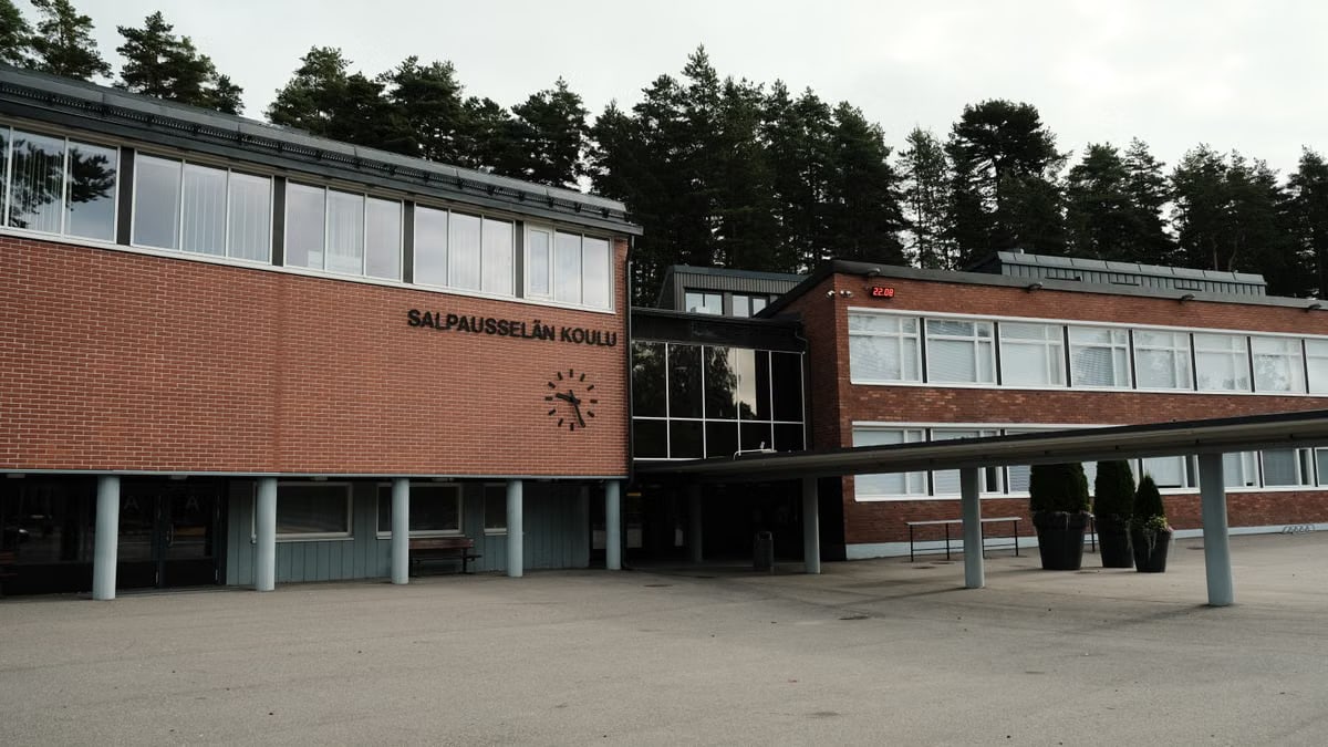 Discover the modern architecture of Salpausselän Koulu in Lahti, Finland captured from an outdoor perspective.